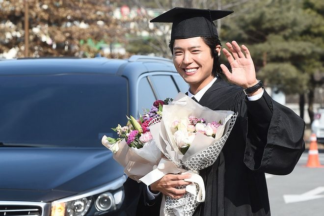Park Bo-gum graduating from the University of Menji
