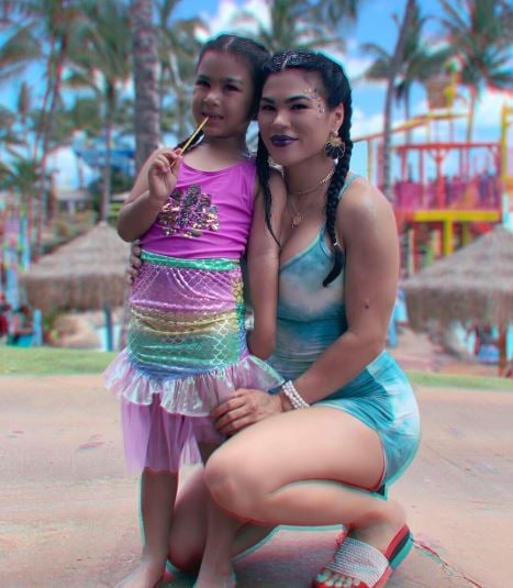Rachael Ostovich and her daughter