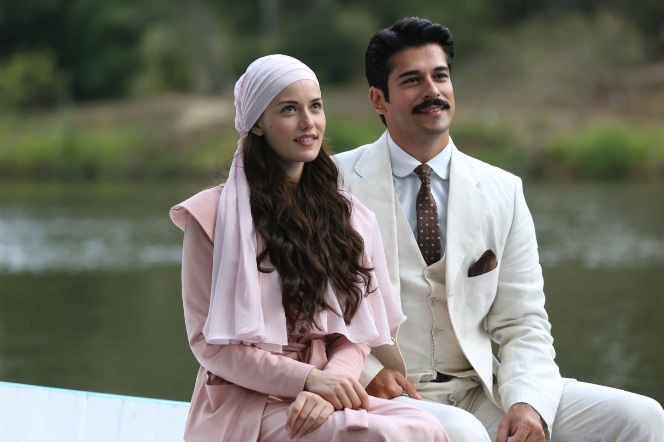 Fahriye Evcen and Burak Özçivit in the series Çalıkuşu
