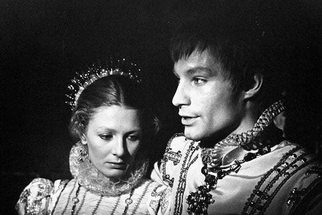 Timothy Dalton and Vanessa Redgrave in Mary, Queen of Scots