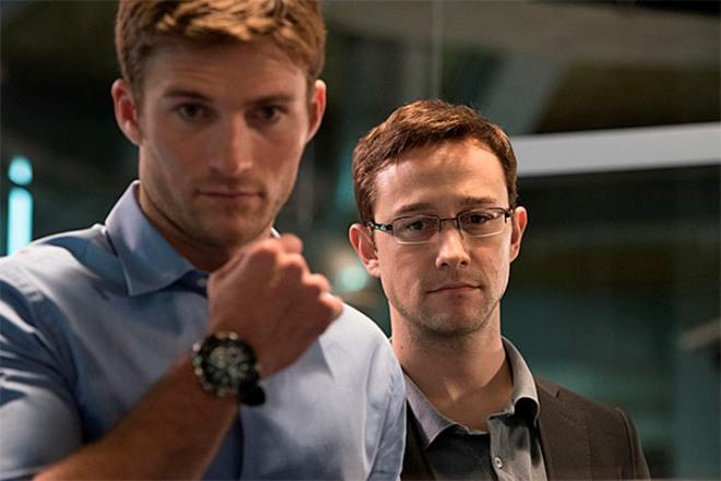 Scott Eastwood and Joseph Gordon-Levitt in the movie Snowden