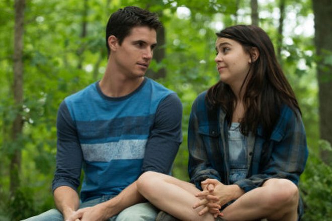 Robbie Amell and Mae Whitman in the movie The DUFF