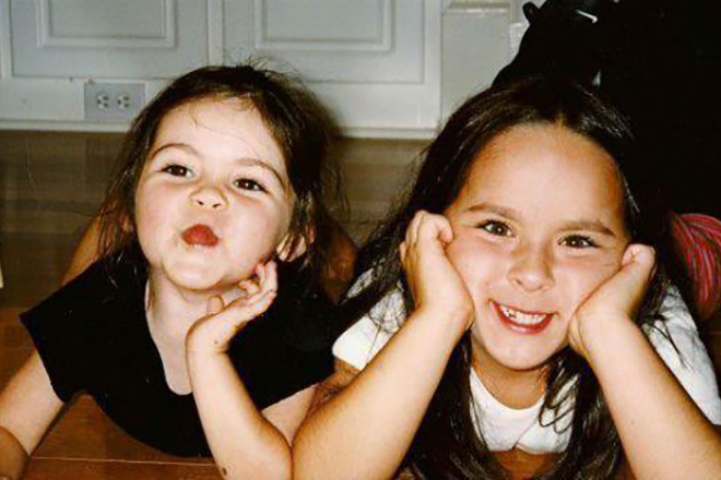 Young Isabelle Fuhrman with her older sister