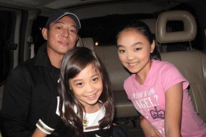 Jet Li with his daughters
