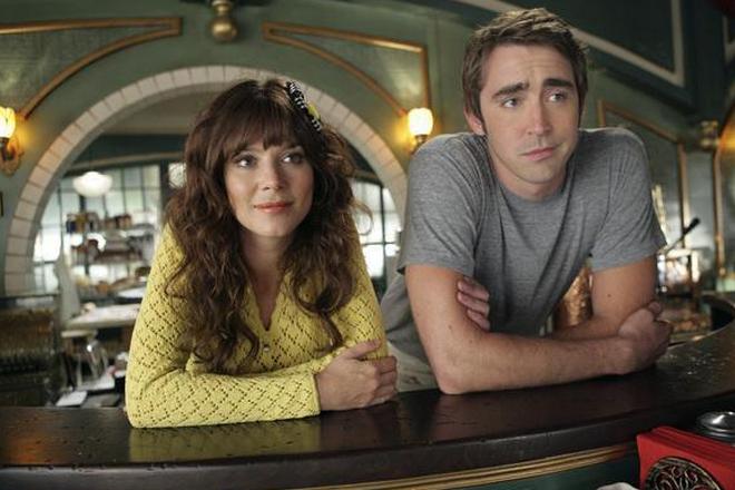 Anna Friel and Lee Pace in the series Pushing Daisies