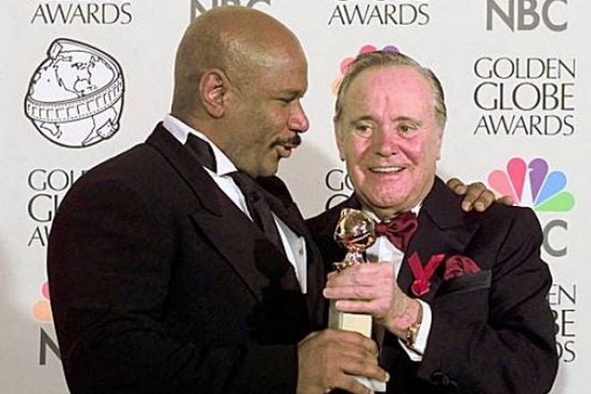 Ving Rhames gives the Golden Globe to Jack Lemmon