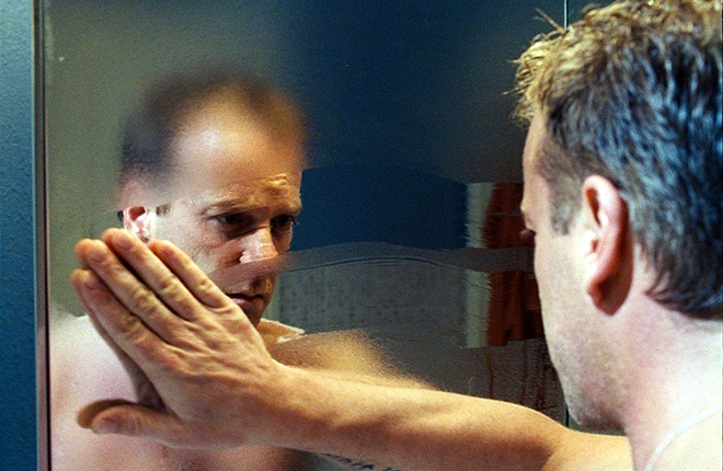 Kiefer Sutherland in the movie Mirrors