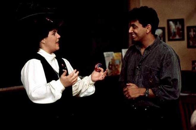 Rosie O'Donnell and M. Night Shyamalan on the set of the film Wide Awake