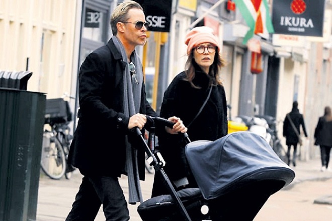 Carice van Houten and Guy Pearce with their son