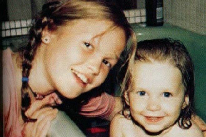 Young Julia Stiles with her sister