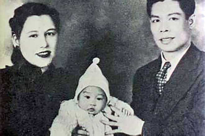 Little Bruce Lee with his parents