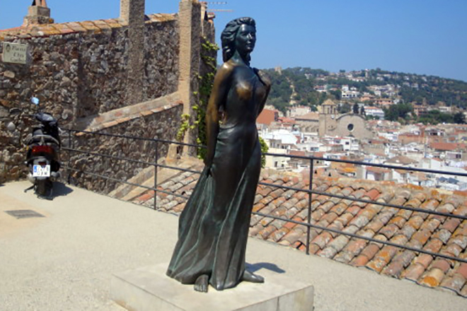 The statue of Ava Gardner in her old age in Tossa de Mar