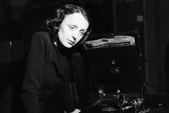 Édith Piaf in the film Le bel indifferent