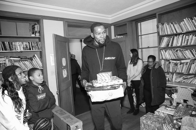 Kevin Durant does charity work (Twitter)