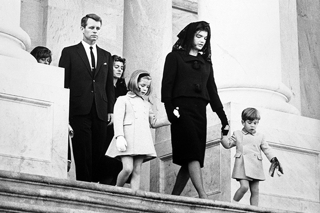 Jacqueline Kennedy with children