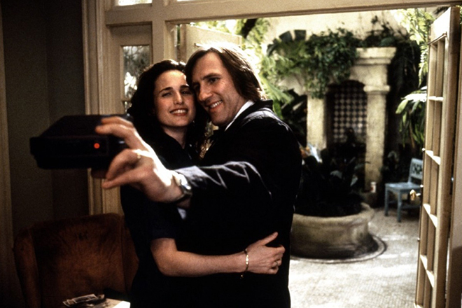 Gérard Depardieu and Andie MacDowell in the movie Green Card