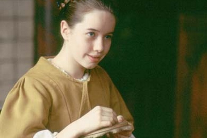 Anna Popplewell in the film Girl with a Pearl Earring