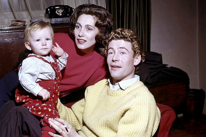 Peter O’Toole and Siân Phillips with their daughter
