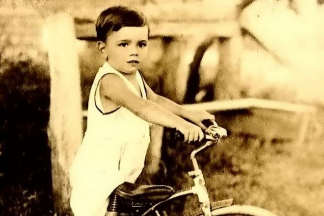Peter Falk in his childhood