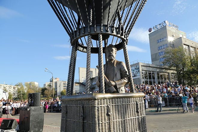 A monument to Jules Verne in Nizhny Novgorod