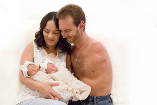 Nick Vujicic with his wife and daughters Olivia and Ellie