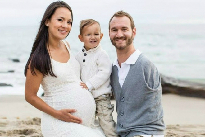 Nick Vujicic with his wife and son