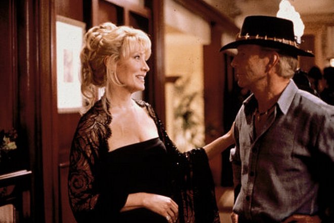 Linda Kozlowski and Paul Hogan in Crocodile Dundee in Los Angeles