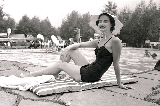 Gloria Vanderbilt in swimsuit