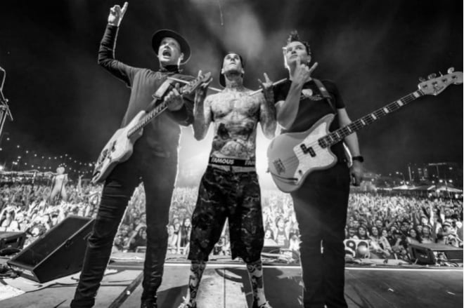 Group Blink-182 on stage