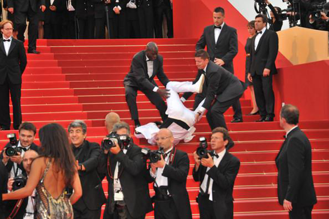 Jason Derulo fell at the Met Gala ceremony