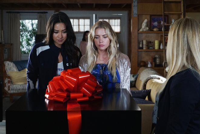 Shay Mitchell and Ashley Benson in the TV series Pretty Little Liars