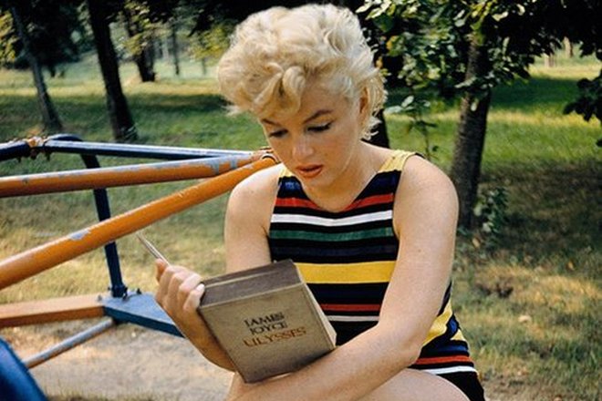 Marilyn Monroe reading James Joyce's novel Ulysses