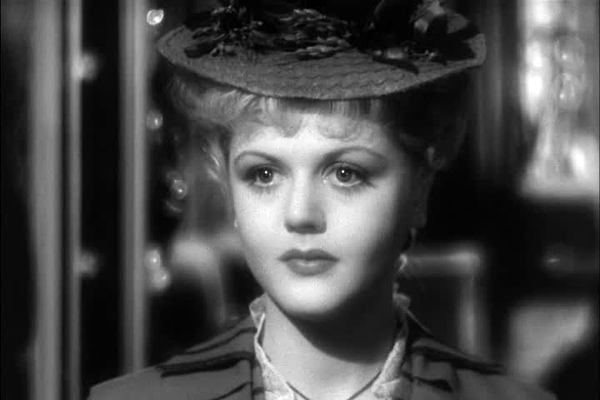 Angela Lansbury in the film The Picture of Dorian Gray | Kino-Teatr