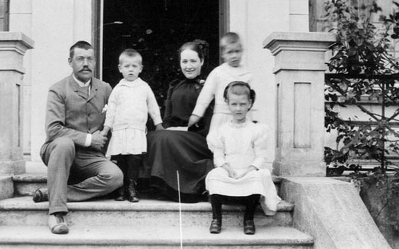 Little Niels Bohr with his parents
