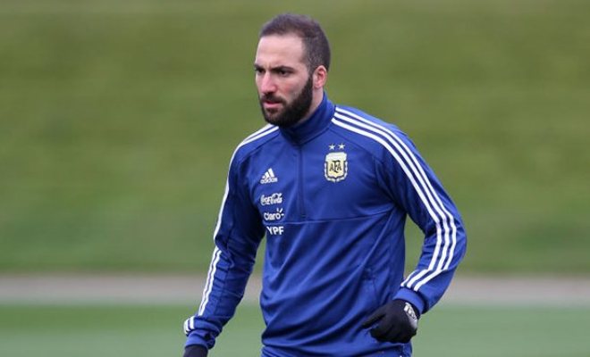 Gonzalo Higuaín en el entrenamiento de la selección argentina