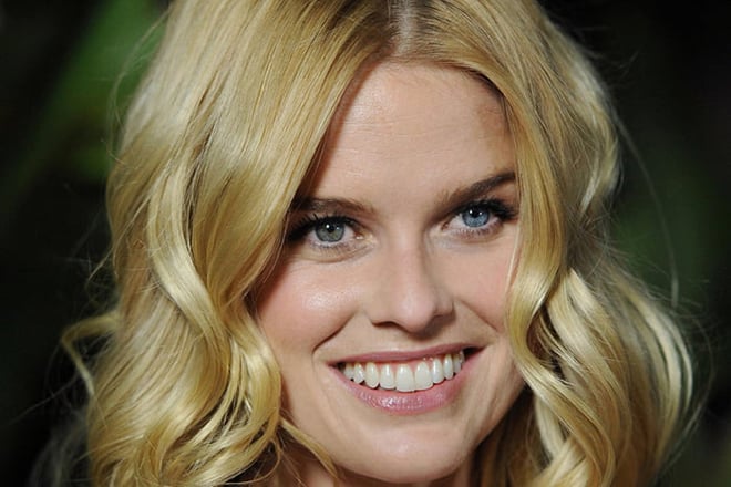 Alice Eve’s eyes are of different colors
