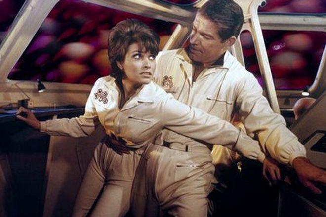 Raquel Welch and Stephen Boyd in the movie Fantastic Voyage