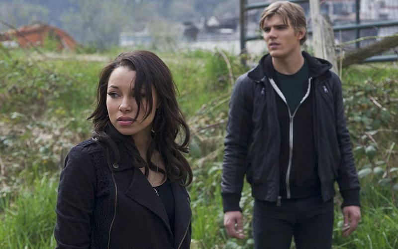 Jessica Parker Kennedy and Chris Zylka in The Secret Circle