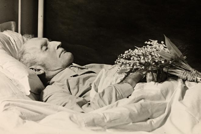 Edvard Munch at his deathbed