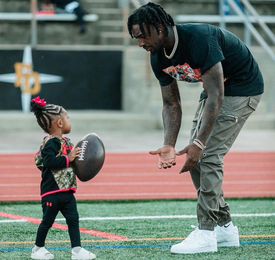 Calvin Ridley with his daughter