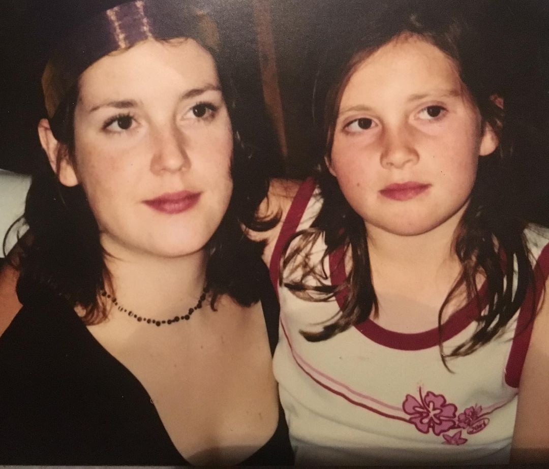 Young Melanie Lynskey with her sister