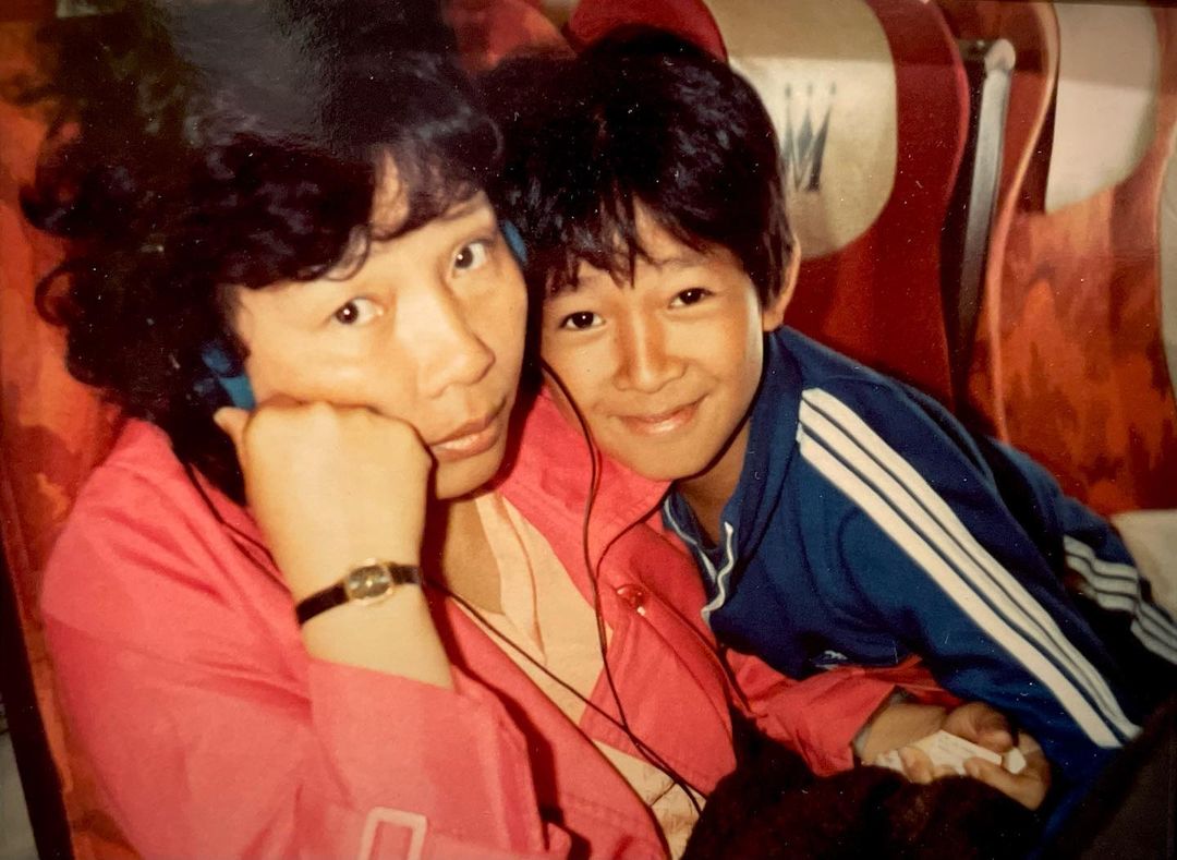 Young Ke Huy Quan with his mother