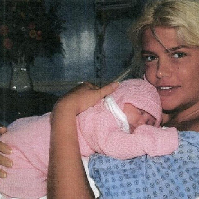 Young Dannielynn Birkhead with her mother