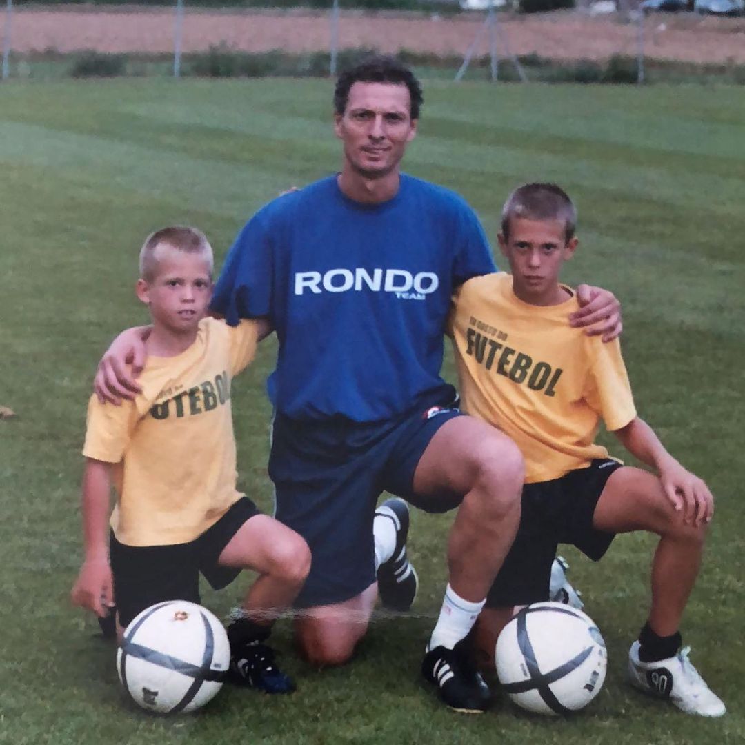 Young Dani Olmo with his brother and father