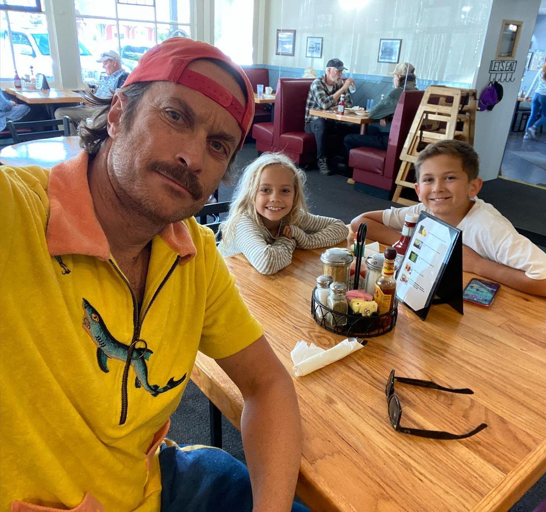 Oliver Hudson with his children