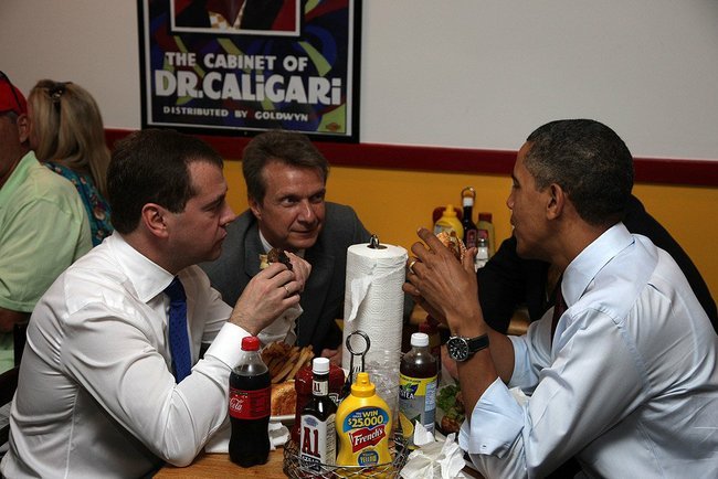 Barack Obama, Dimitri Medvedev treats burgers