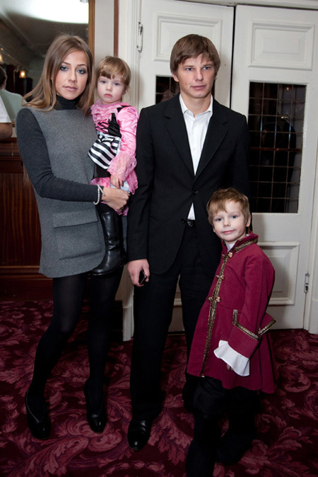 Andrey Arshavin and Julia Baranovskaya with children