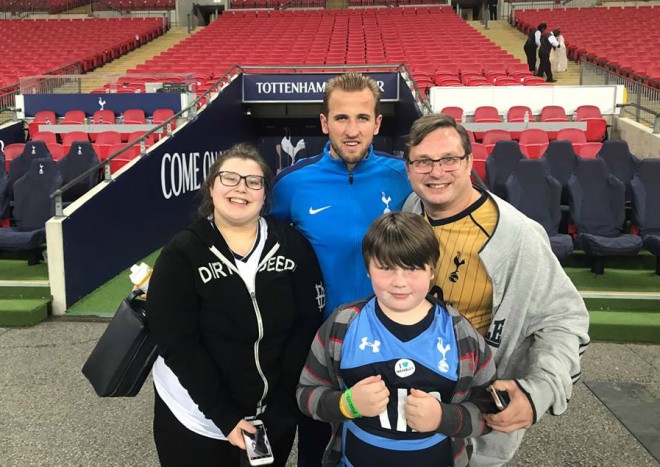 Harry Kane with fans