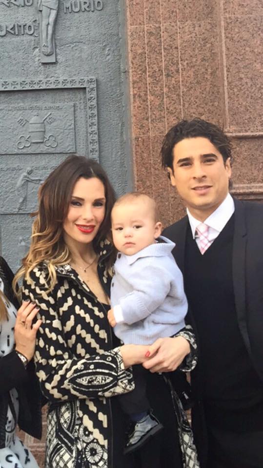 Guillermo Ochoa with his wife and son