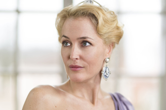 Gillian Anderson in the TV series "War and peace"